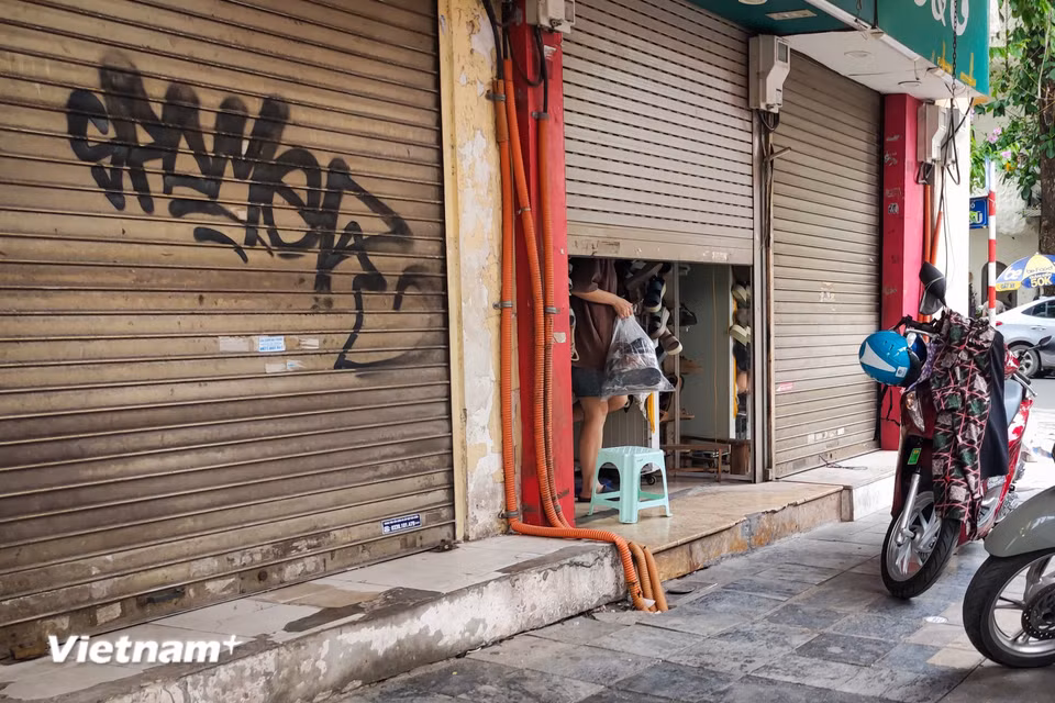 Hoạt động mua bán diễn ra đìu hiu trên phố Hàng Dầu. (Ảnh: Hoài Nam/Vietnam+)