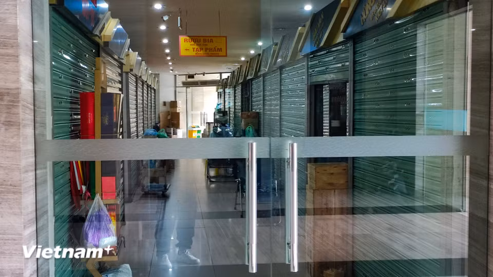 Tại chợ Hàng Da, các quầy hàng cũng đóng cửa hàng loạt. (Ảnh: Hoài Nam/Vietnam+)