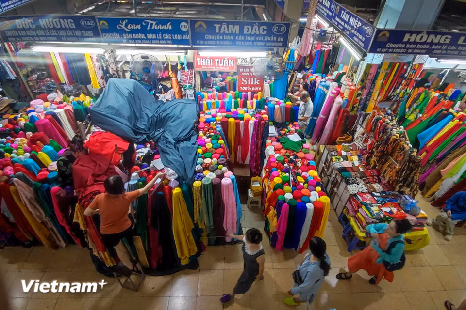 Các tiểu thương bày bán hàng nhộn nhịp khác với khung cảnh trước đó. (Ảnh: Hoài Nam/Vietnam+)