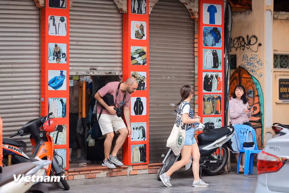 Tương tự trên con phố Hàng Gai, cửa hàng sẽ 'đóng cửa' khi khách hàng giao dịch xong. (Ảnh: Hoài Nam/Vietnam+)