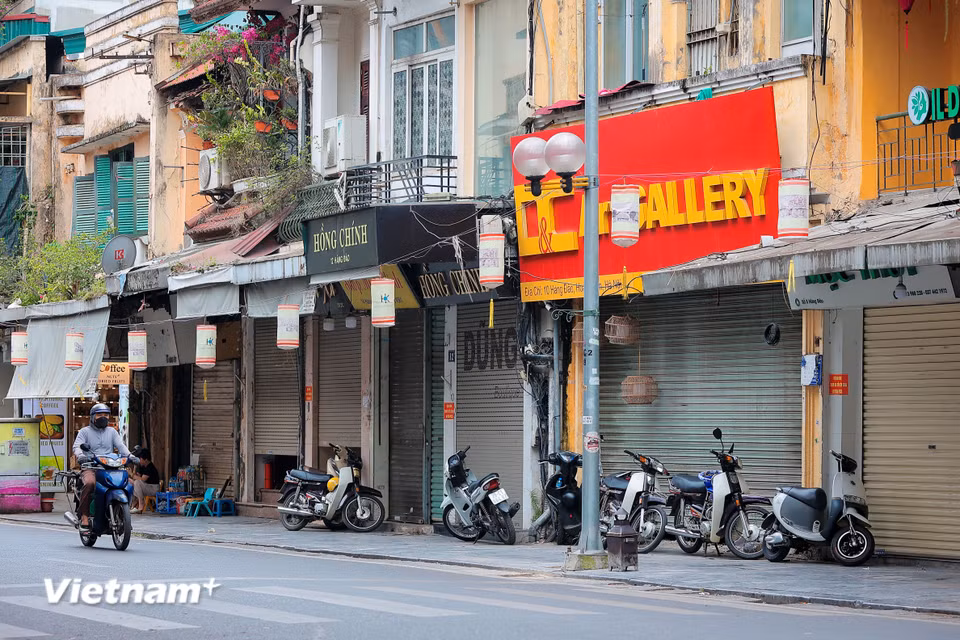 Các con phố cổ Hà Nội như Hàng Ngang, Hàng Đào, Hàng Giầy, Hàng Dầu (Hoàn Kiếm, Hà Nội) vốn sầm uất và nhộn nhịp với các cửa hàng bán quần áo, giày dép, đồ lưu niệm rất hút khách mua, đặc biệt là du khách quốc tế. (Ảnh: Hoài Nam/Vietnam+)
