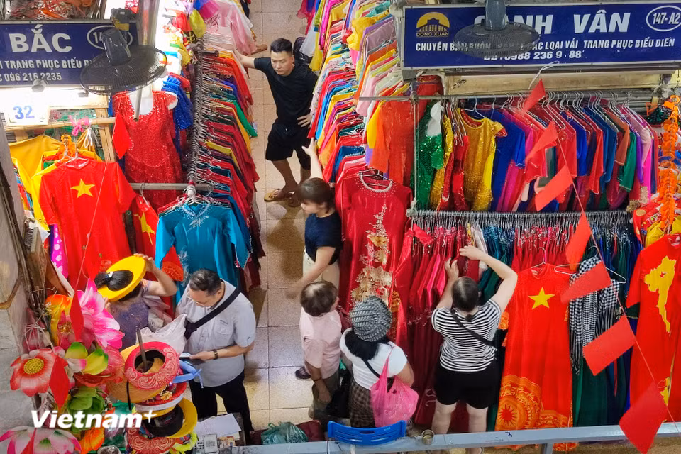 Cảnh mua bán tấp nập tại chợ Đồng Xuân. (Ảnh: Hoài Nam/Vietnam+)