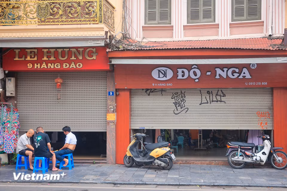 Tuy nhiên nhiều ngày nay, người đi đường không khỏi bất ngờ khi hàng loạt mặt bằng kinh doanh vốn 'hái ra tiền' này lại đồng loạt đóng cửa hoặc chỉ hé cửa để đón khách. (Ảnh: Hoài Nam/Vietnam+)
