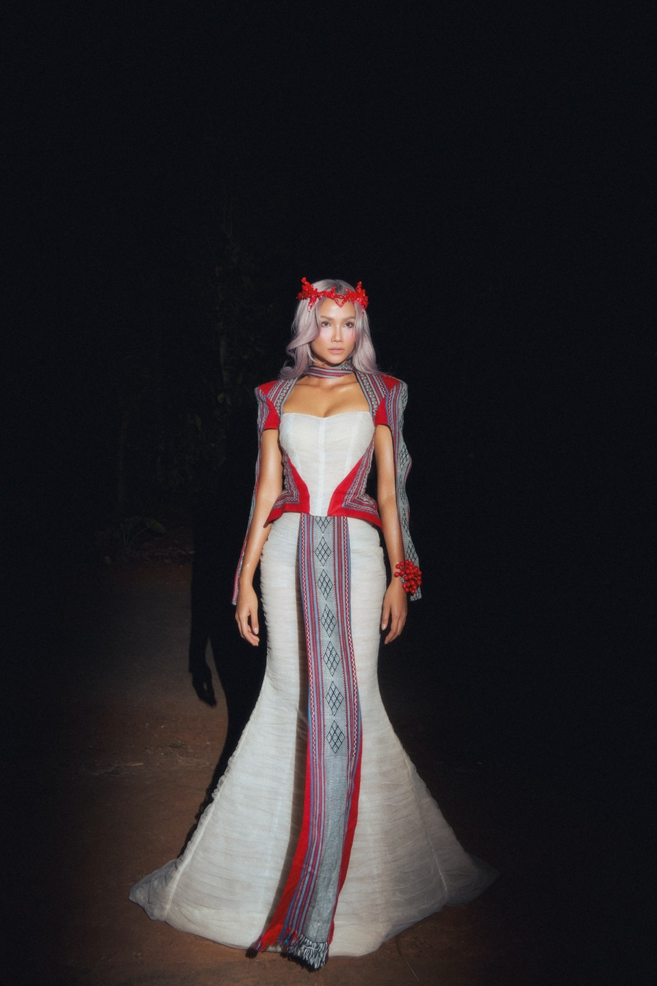 Tại sự kiện Lễ hội Ánh Sáng tối qua, ngày 12/3, Hoa hậu H’Hen Niê diện chiếc đầm từng mặc tại chương trình Chị Đẹp Đạp Gió Rẽ Sóng 2023. Nếu như lần trước H’Hen Niê biểu diễn bài hát Em gái mưa, thì lần này cô biểu diễn “Buôn Dur Kmăn” phiên bản mới phù hợp tính chất biểu diễn của lễ hội. (Ảnh: CTV/Vietnam+)