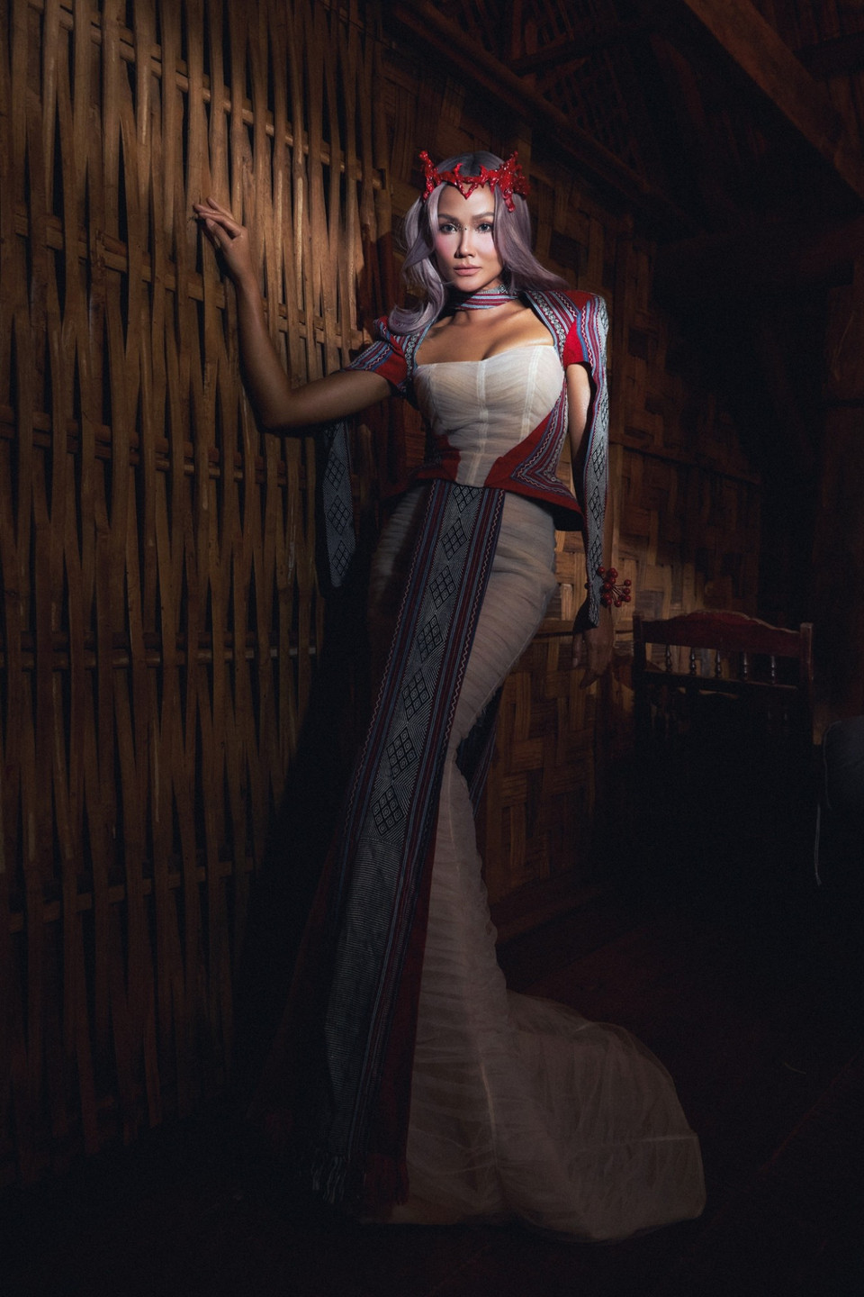 Loạt hình ảnh H’Hen Niê diện trang phục vải thổ cẩm nhận được lời khen của khán giả vì tính dân tộc và kết nối với cộng đồng. (Ảnh: CTV/Vietnam+)