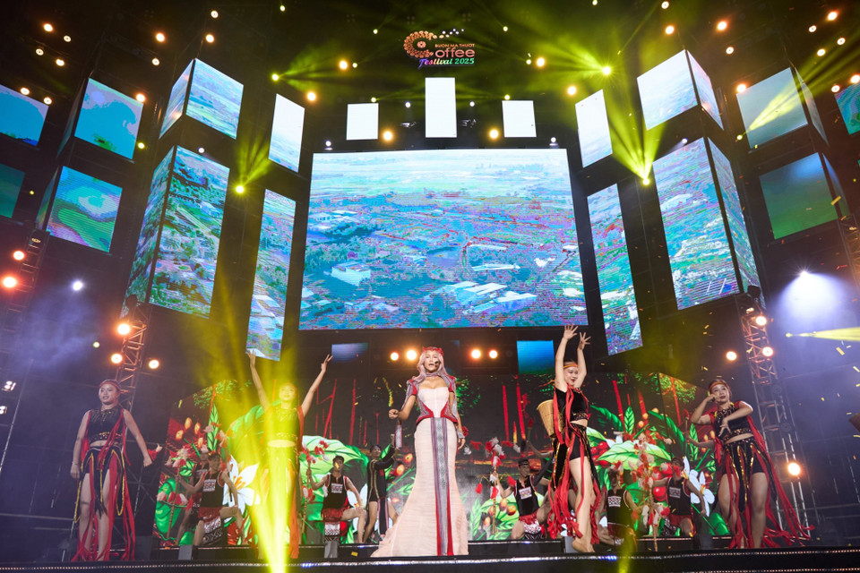 Sự xuất hiện của H’Hen Niê trên sân khấu khiến khán giả bất ngờ bởi visual lung linh, tóc màu nổi. (Ảnh: CTV/Vietnam+)