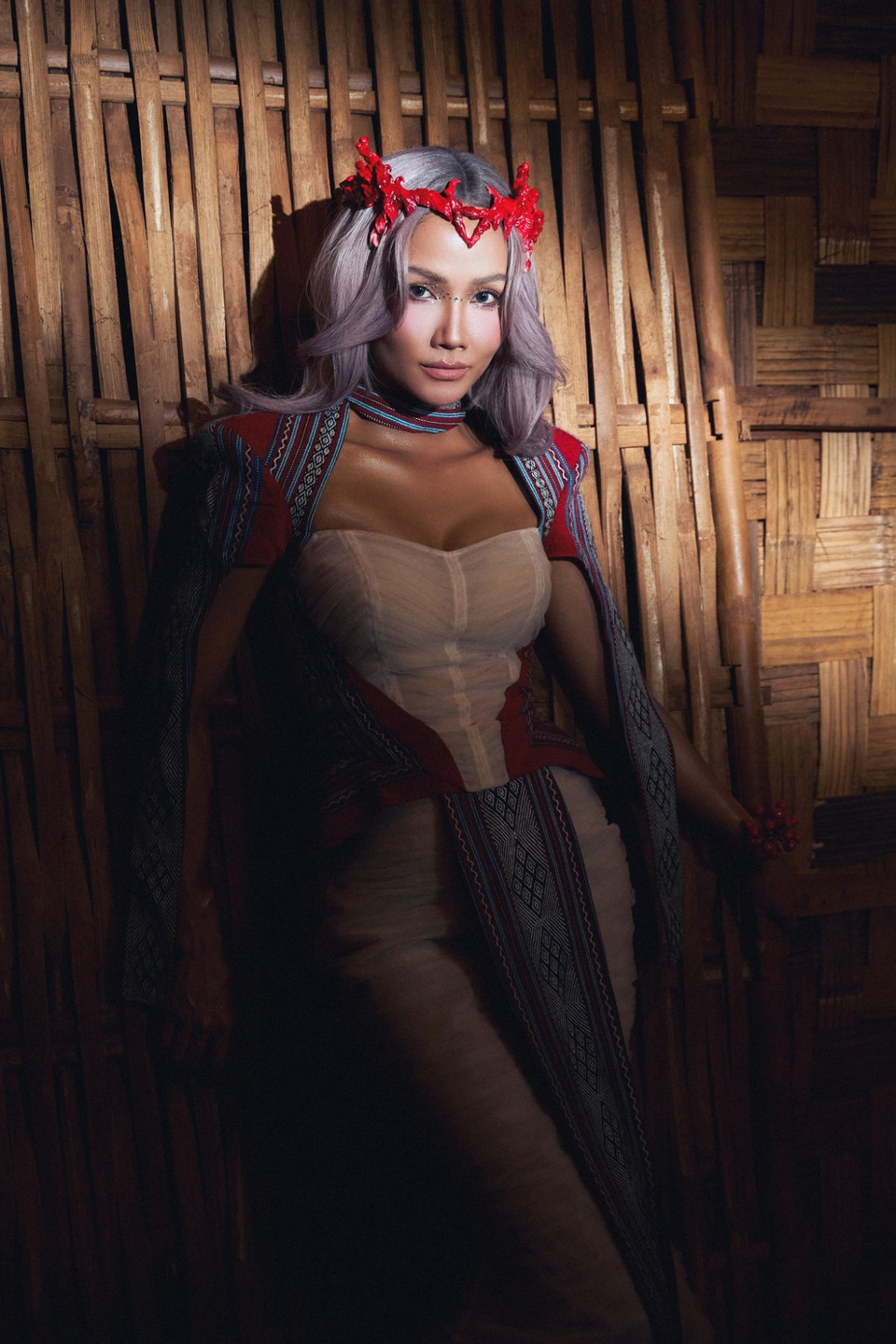 H’Hen Niê tiết lộ ở lễ hội trước, cô là khán giả đi xem và quá thích không khí này nên năm nay, H’Hen Niê tham gia biểu diễn để hòa vào không khí sôi động với khán giả. (Ảnh: CTV/Vietnam+)