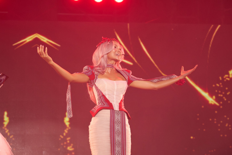 Trước sự cổ vũ của khán giả, H’Hen Niê xúc động hô vang “H’Hen Niê, Đắk Lắk” trên sân khấu trong sự hò reo của đông đảo khán giả. (Ảnh: CTV/Vietnam+)