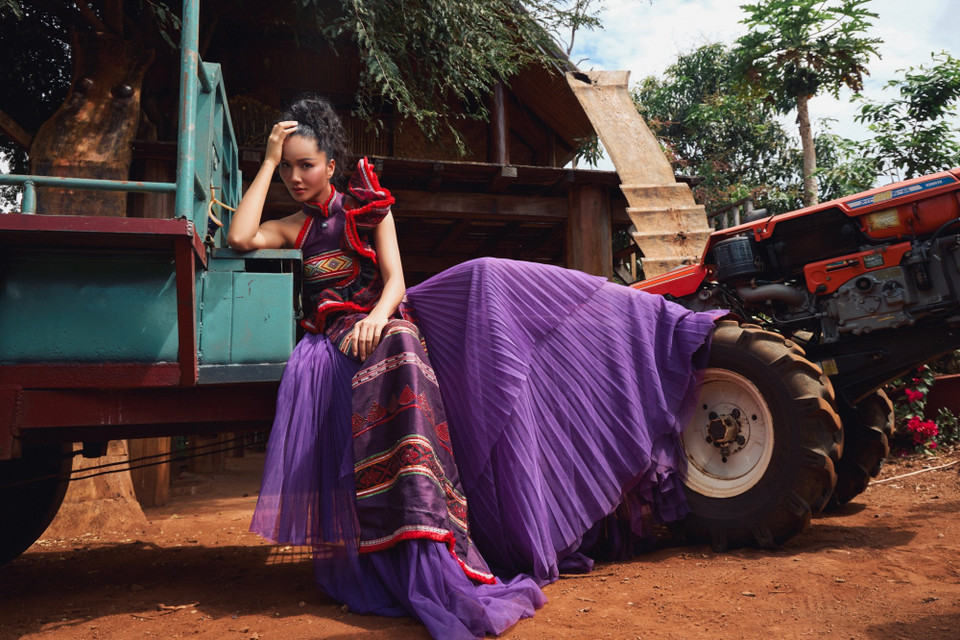 H’Hen Niê đã có những outfit độc đáo cho những ngày diễn ra lễ hội kết hợp quảng bá càphê và văn hóa đặc trưng Tây Nguyên. (Ảnh: CTV/Vietnam+)