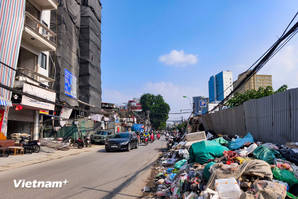 Trên tuyến đường Đê La Thành chủ yếu là các cửa hàng kinh doanh nội thất, phụ kiện đồ gỗ và cửa hàng ăn uống, một số đã được phá bỏ hoàn toàn. (Ảnh: Hoài Nam/Vietnam+)