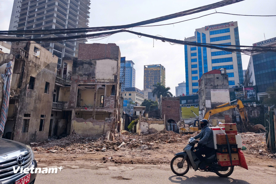Nhiều công trình đã được tháo dỡ nhằm bàn giao mặt bằng cho việc thi công dự án đường Vành đai 1 đoạn Hoàng Cầu - Voi Phục. (Ảnh: Hoài Nam/Vietnam+)