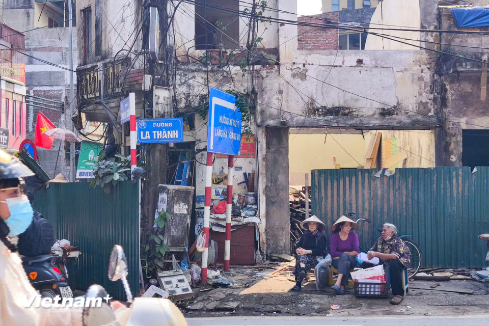 Khi hoàn thành, tuyến Hoàng Cầu–Voi Phục sẽ khép kín Vành đai 1, giải tỏa lưu lượng phương tiện qua các tuyến nội đô như: Tôn Đức Thắng, La Thành, Giảng Võ, Ô Chợ Dừa. Đây là dự án được xác định phải hoàn thành càng sớm càng tốt để giảm ùn tắc khu vực trung tâm. (Ảnh: Hoài Nam/Vietnam+)