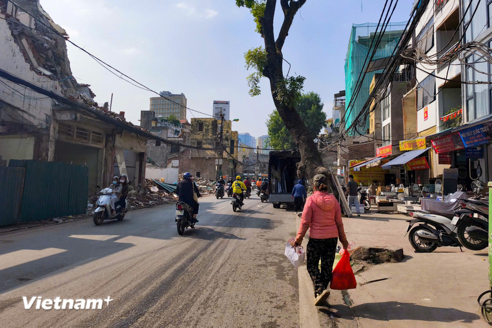 Trong tháng 12, các phường nằm dọc dự án sẽ tiếp tục vận động, kiểm đếm, lập hồ sơ cưỡng chế đối với các trường hợp chây ì. Mục tiêu là hoàn thành cơ bản giải phóng mặt bằng trong thời gian sớm nhất để có thể khởi công vào năm tới. (Ảnh: Hoài Nam/Vietnam+)