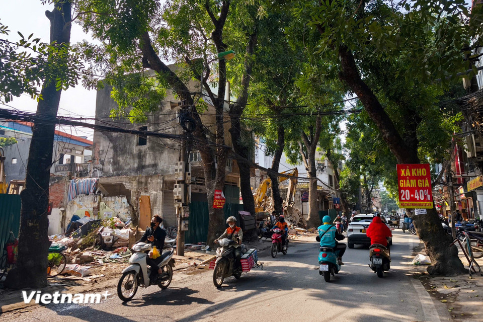 Nhiều tấm biển thanh lý toàn bộ cửa hàng, xả kho, giảm giá được các hộ kinh doanh trên đường Đê La Thành treo lên để nhanh chóng bán nốt hàng hoá. (Ảnh: Hoài Nam/Vietnam+)