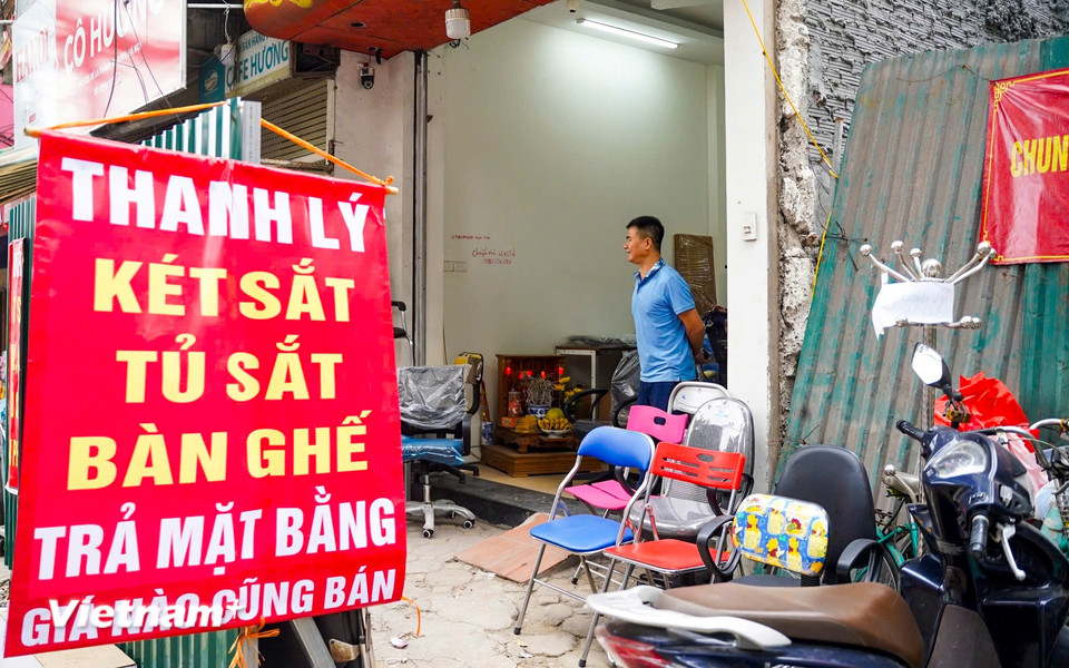 Tại các khu vực cần bàn giao mặt bằng để phục vụ dự án, các hộ kinh doanh đã treo biển thanh lý hàng hoá kịp bàn giao mặt bằng cho đơn vị thi công. (Ảnh: Hoài Nam/Vietnam+)