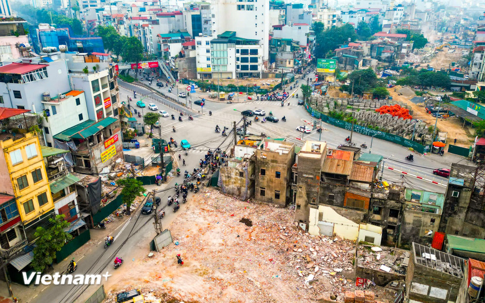 Việc tháo dỡ các công trình để bàn giao mặt bằng phục vụ thi công tuyến đường Vành đai 1 đoạn Hoàng Cầu–Voi Phục đang bước vào giai đoạn “chạy nước rút,” nhiều hạng mục đã được phá dỡ. (Ảnh: Hoài Nam/Vietnam+)