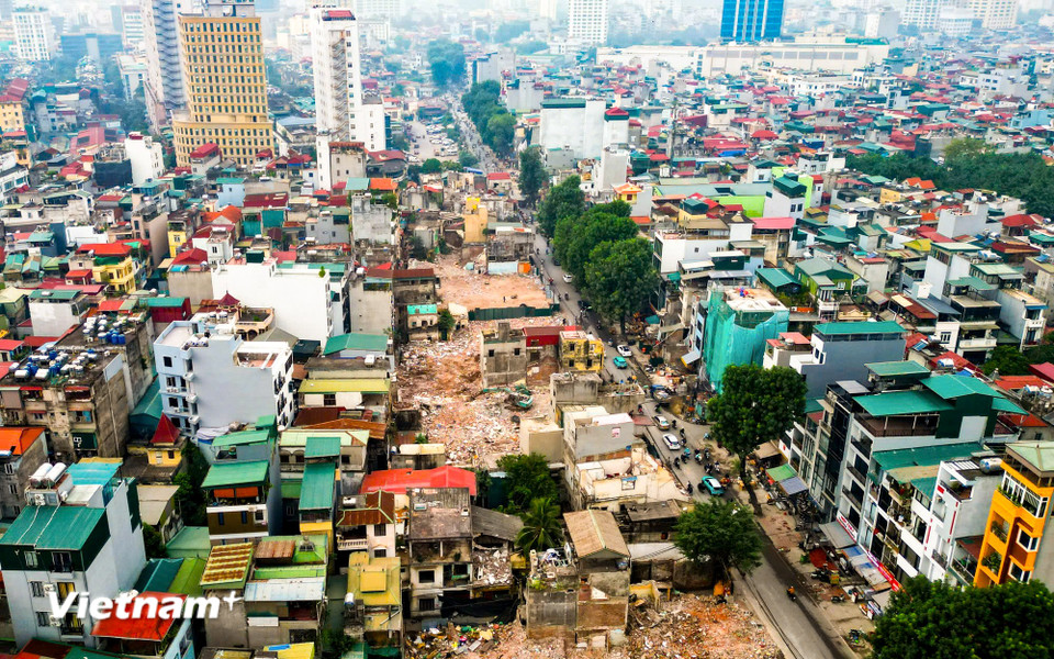 Uỷ ban Nhân dân Thành phố Hà Nội đã ban hành Quyết định 6032/QĐ-UBND điều chỉnh thời gian thực hiện dự án đường Vành đai 1 đoạn Hoàng Cầu–Voi Phục đến hết năm 2026 do vẫn còn nhiều vướng mắc trong công tác giải phóng mặt bằng. (Ảnh: Hoài Nam/Vietnam+)