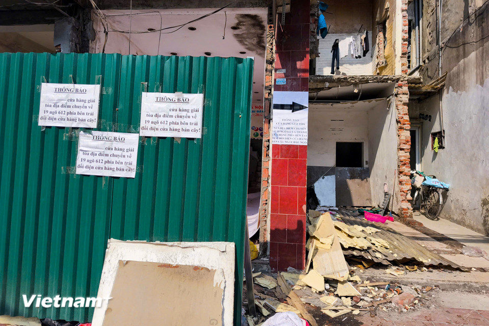 Cùng với đó là các địa điểm đã và đang được giải tỏa, người dân thông báo chuyển cơ sở đến địa chỉ mới. (Ảnh: Hoài Nam/Vietnam+)