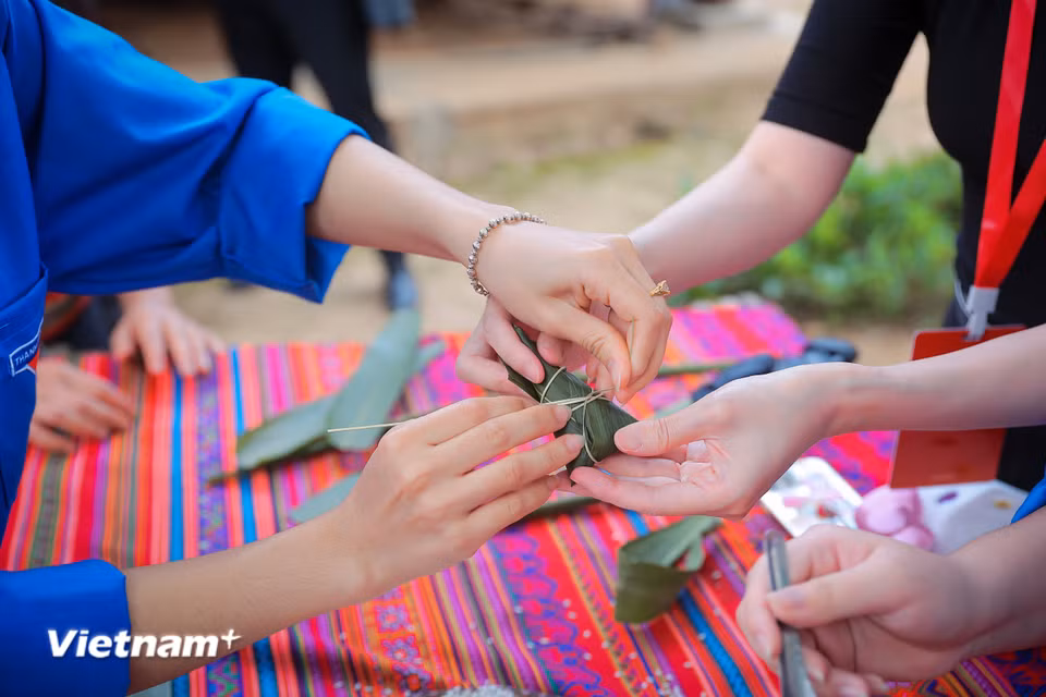 Qua đó thắt chặt hơn tình hữu nghị giữa hai nước. (Ảnh: Hoài Nam/Vietnam+)