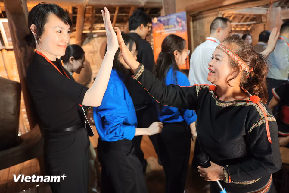 Những cái đập tay thể hiện tinh thần đoàn kết, hữu nghị của hai dân tộc. (Ảnh: Hoài Nam/Vietnam+)