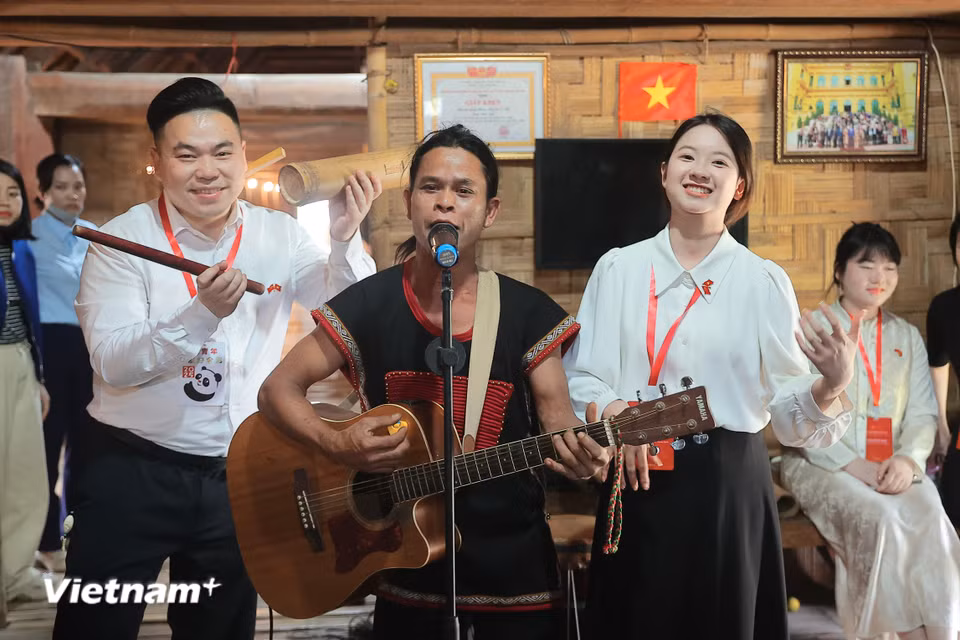 Thanh niên Trung Quốc hào hứng tham gia cùng các tiết mục mang âm hưởng Tây Nguyên. (Ảnh: Hoài Nam/Vietnam+)
