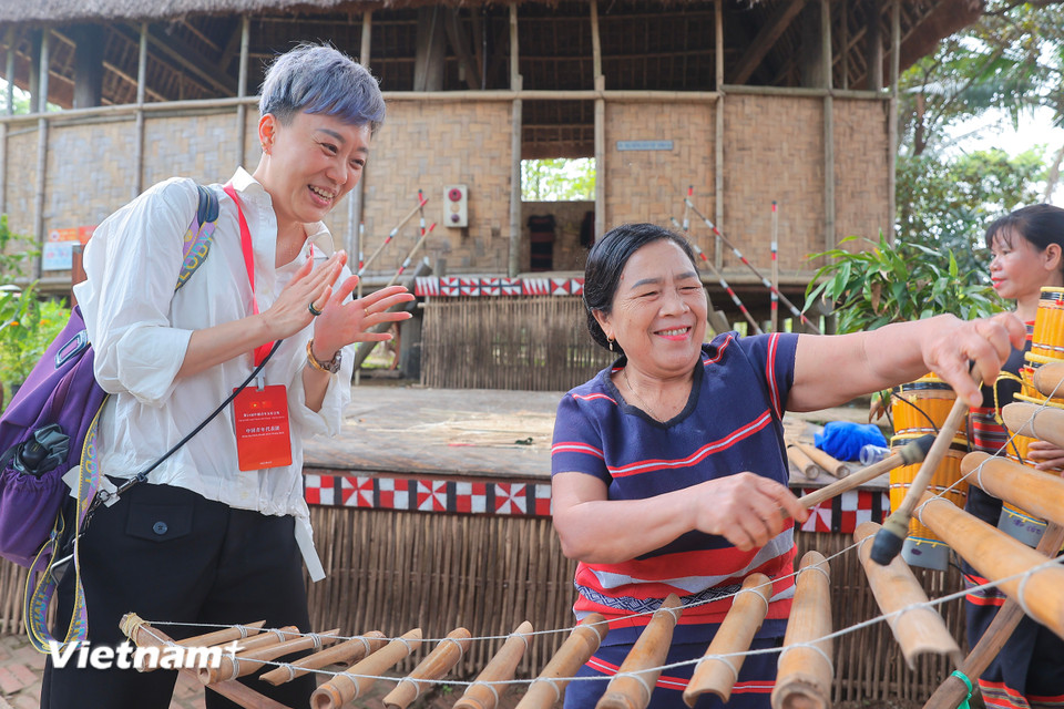Đây là dịp đoàn Đại biểu thanh niên Trung Quốc tìm hiểu thêm về văn hóa Việt Nam. (Ảnh: Hoài Nam/Vietnam+)