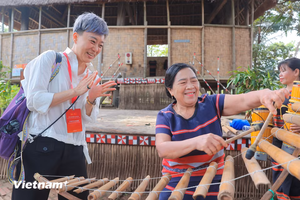 Đây là dịp đoàn Đại biểu thanh niên Trung Quốc tìm hiểu thêm về văn hóa Việt Nam. (Ảnh: Hoài Nam/Vietnam+)