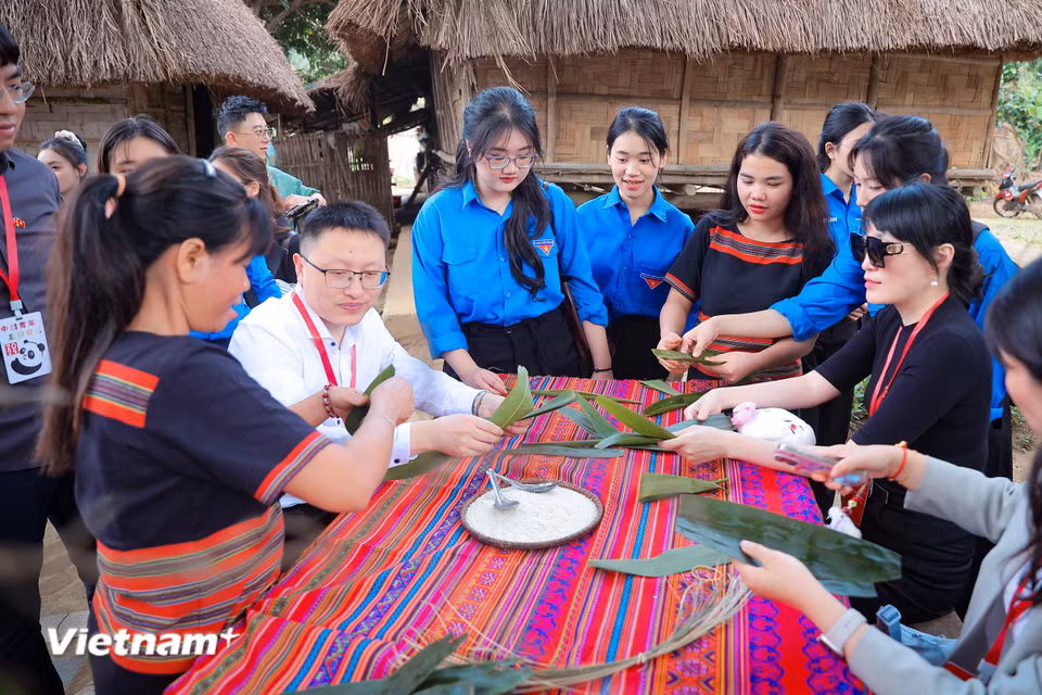 Bên cạnh đó, đoàn còn được tìm hiểu và cùng làm bánh của người Xơ Đăng. (Ảnh: Hoài Nam/Vietnam+)