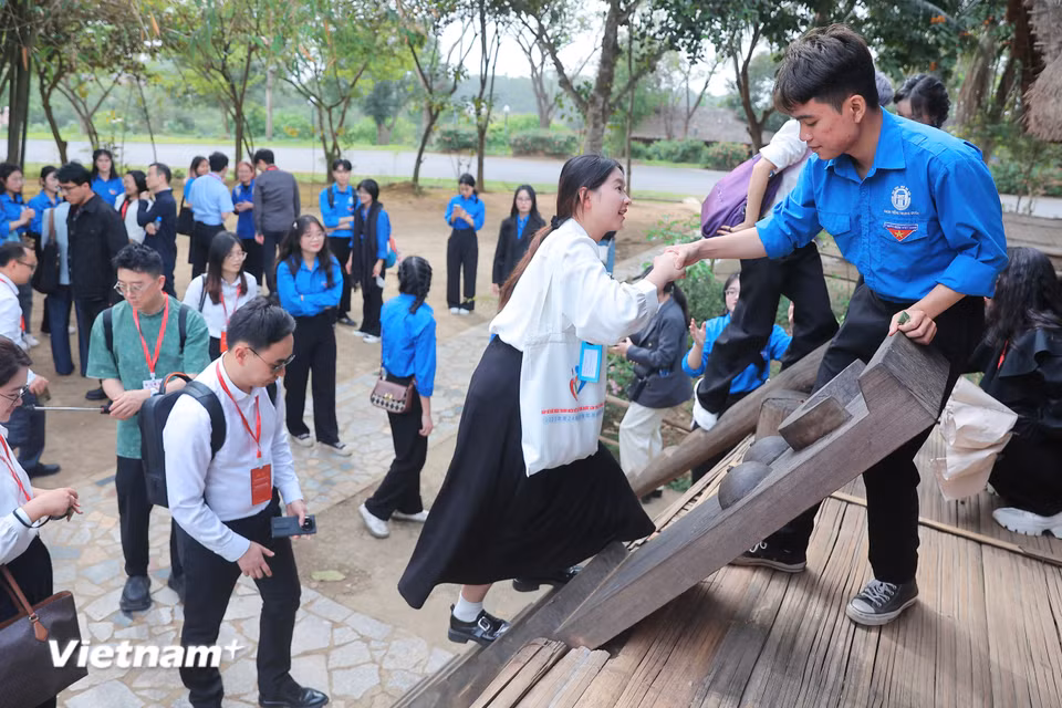 Ngoài ra, Đoàn thanh niên Trung Quốc còn tham quan và giao lưu cùng người Ê đê tại không gian nhà dài. (Ảnh: Hoài Nam/Vietnam+)