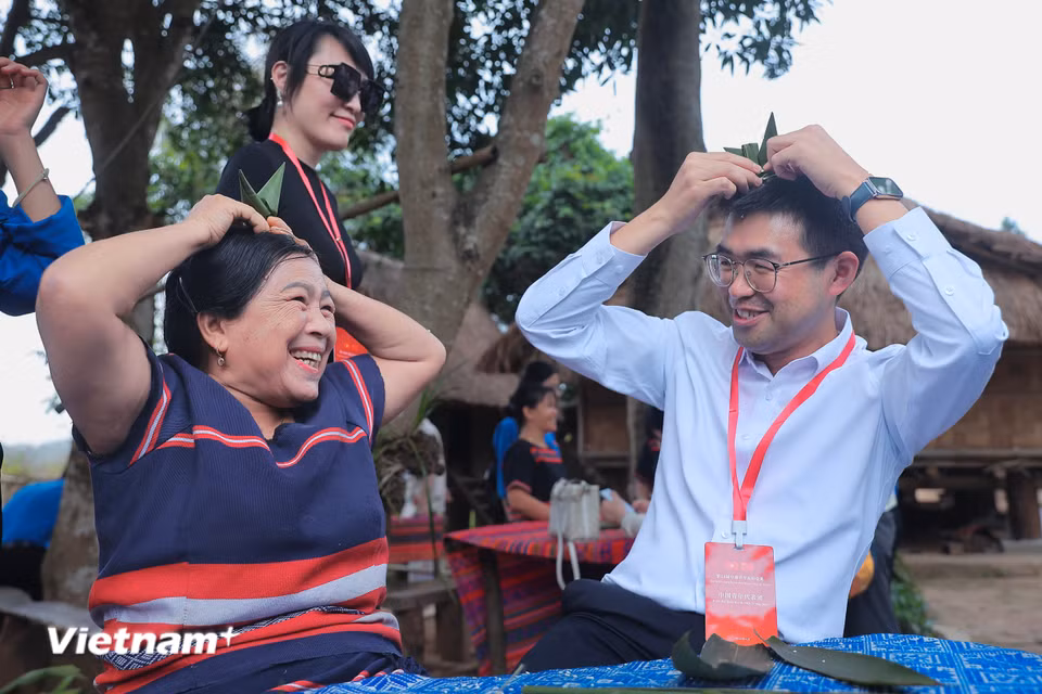 Đây cũng là dịp thanh niên Trung Quốc hiểu rõ hơn về sự hiếu khách và văn hóa độc đáo của nhân dân Việt Nam. (Ảnh: Hoài Nam/Vietnam+)
