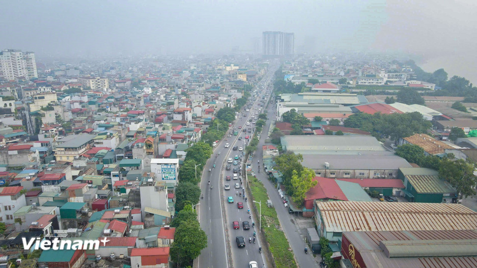 Hình ảnh dòng xe trên tuyến đường đê Nguyễn Khoái. (Ảnh: Hoài Nam/Vietnam+)