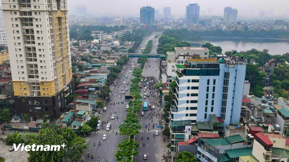Tuyến Vành đai 1 là trục chính đô thị kết nối từ Đông sang Tây, đi qua khu vực trung tâm của Hà Nội gồm phố Trần Khát Chân - Đại Cồ Việt - Xã Đàn - Hoàng Cầu - Voi Phục. (Ảnh: Hoài Nam/Vietnam+)