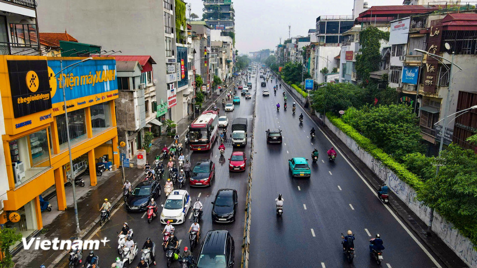 Tuyến đường Âu Cơ có đường chính có 4-6 làn xe, 2 làn đường dân sinh mỗi bên rộng 5m. (Ảnh: Hoài Nam/Vietnam+)