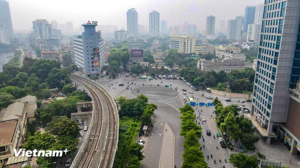 Tại đoạn Voi Phục, dự án mở rộng với thiết kế mặt cắt ngang 50m vẫn đang được triển khai giải phóng mặt bằng, là nút thắt cuối cùng để hoàn thiện, đồng bộ toàn tuyến. (Ảnh: Hoài Nam/Vietnam+)