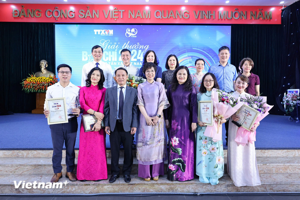 Lãnh đạo Hội Nhà báo Việt Nam và Lãnh đạo TTXVN với các tác giả và lãnh đạo Báo Điện tử VietnamPlus (Ảnh: PV/Vietnam+)