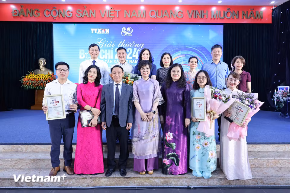 Lãnh đạo Hội Nhà báo Việt Nam và Lãnh đạo TTXVN với các tác giả và lãnh đạo Báo Điện tử VietnamPlus (Ảnh: PV/Vietnam+)