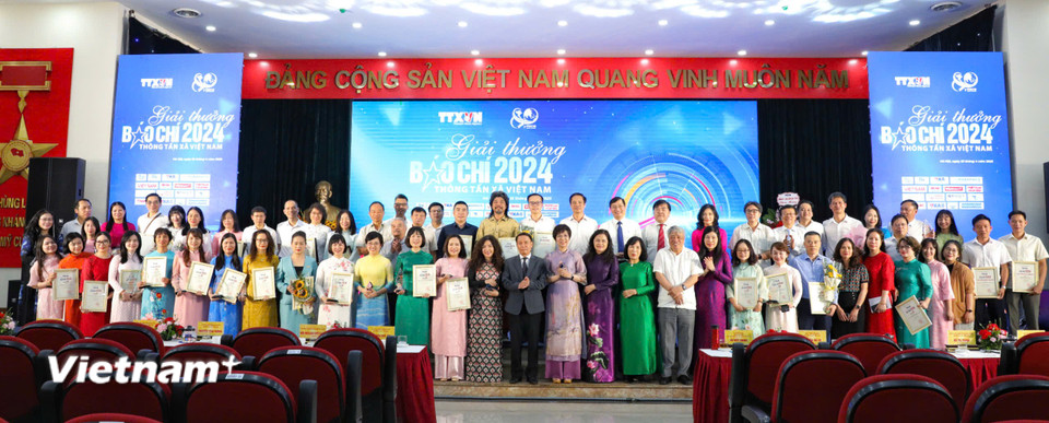 Các đại biều và Lãnh đạo TTXVN với đại diện các đơn vị và tác giả đoạt giải. (Ảnh: PV/Vietnam+)