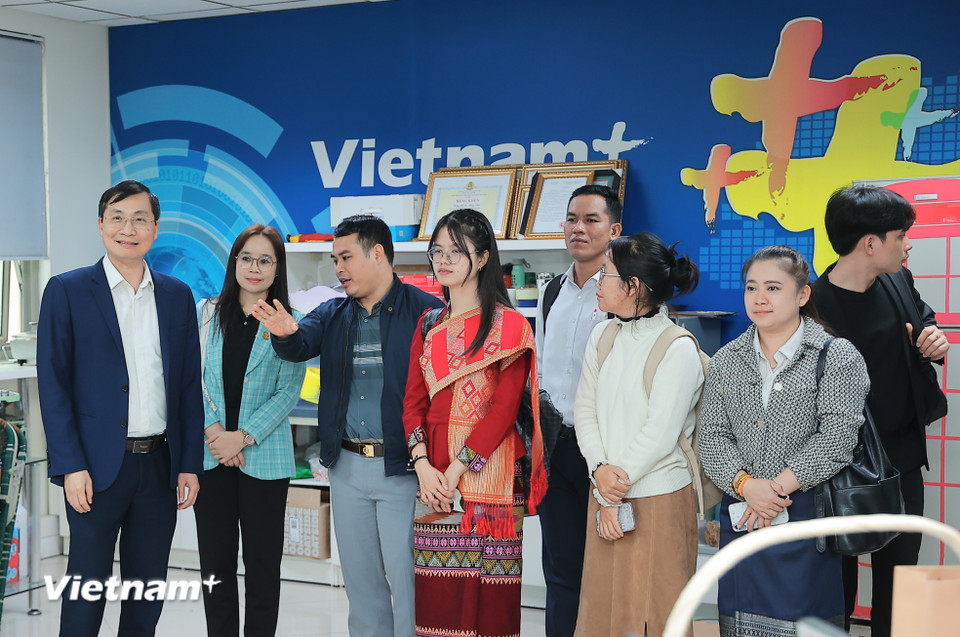 Đoàn hội Nhà báo Lào thăm Tòa soạn Báo Điện tử VietnamPlus. (Ảnh: Hoài Nam/Vietnam+)