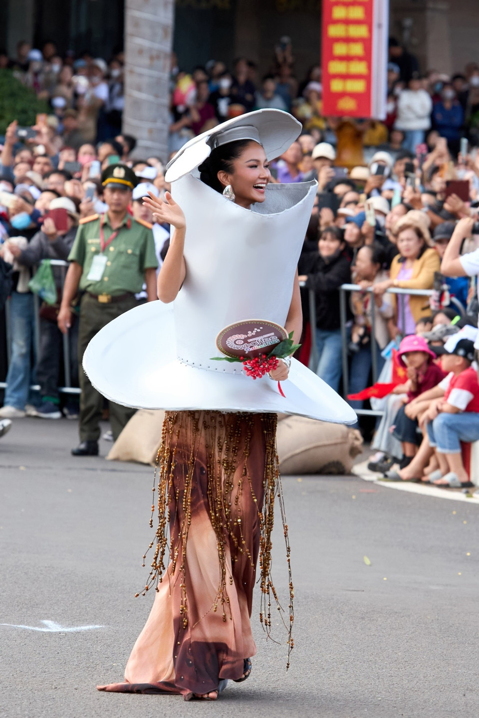 H’Hen Niê chia sẻ Lễ hội Càphê Buôn Ma Thuột là sự kiện quan trọng với quê hương mình nên luôn ưu tiên thời gian tham gia và đồng hành, đồng thời tranh thủ quảng bá văn hóa Tây Nguyên đến với bạn bè trong và ngoài nước. (Ảnh: CTV/Vietnam+)