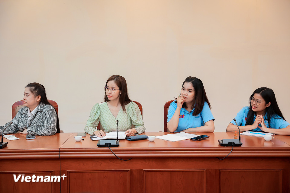 Các nhà báo Lào nghe chia sẻ về kinh nghiệm thực tế khi tác nghiệp báo chí về môi trường. (Ảnh: Hoài Nam/Vietnam+)