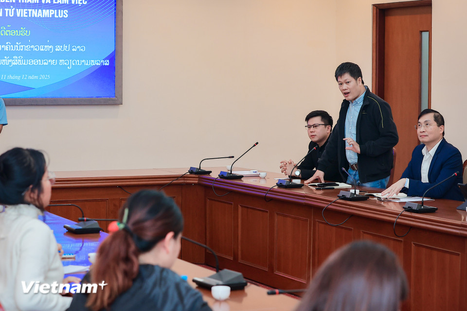 Nhà báo Phạm Trung Hiền, Phó Trưởng Phòng Phóng viên chia sẻ kinh nghiệm tại buổi gặp mặt. (Ảnh: Hoài Nam/Vietnam+)