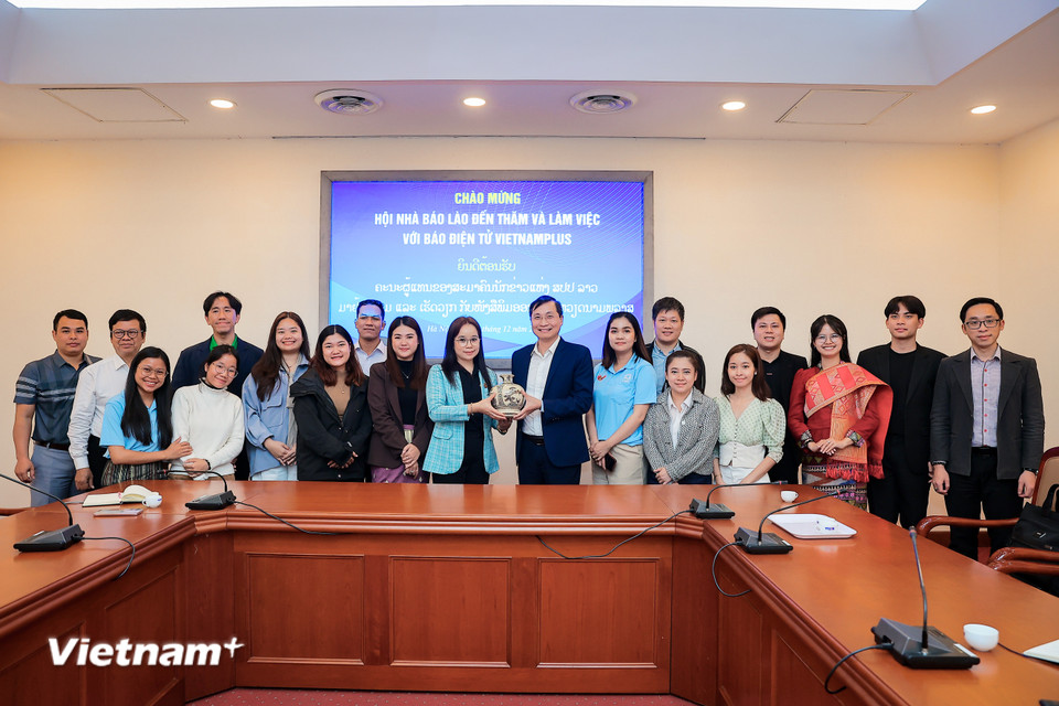Đây là một hoạt động hợp tác báo chí bền chặt, trao đổi chuyên môn sâu rộng, củng cố mối quan hệ hữu nghị đặc biệt Việt Nam-Lào, nâng cao vai trò truyền thông trong bảo vệ môi trường chung. (Ảnh: Hoài Nam/Vietnam+)