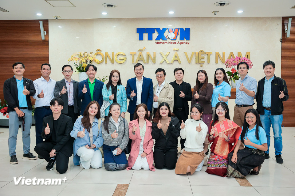 Đoàn Hội Nhà báo Lào chụp ảnh lưu niệm cùng đoàn Báo Điện tử VietnamPlus. (Ảnh: Hoài Nam/Vietnam+)