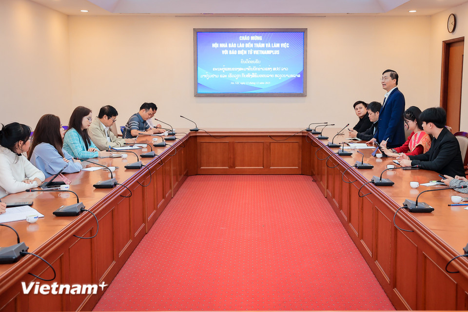 Phát biểu tại sự kiện, nhà báo Trần Tiến Duẩn, Tổng Biên tập Báo Điện tử VietnamPlus (Thông tấn xã Việt Nam) nhấn mạnh mối quan hệ đặc biệt hiếm có, sự đoàn kết, hợp tác truyền thống, hữu nghị lâu đời giữa hai nhà nước Việt Nam-Lào. Ông cũng bày tỏ sự vui mừng khi được đón các nhà báo Lào tới thăm và trao đổi nghiệp vụ với Báo Điện tử VietnamPlus - tòa soạn báo chí điện tử chính thức của TTXVN. (Ảnh: Hoài Nam/Vietnam+)