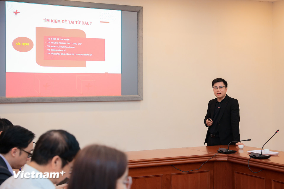 Nhà báo Võ Mạnh Hùng chia sẻ về kinh nghiệm thực hiện nhiều tuyến bài phản ánh, phóng sự-điều tra công phu, theo đuổi triển khai trong thời gian rất dài, để tiếp cận nhiều nguồn thông tin, dữ liệu, hình ảnh “sát” thực tế và “đời” nhất. (Ảnh: Hoài Nam/Vietnam+)