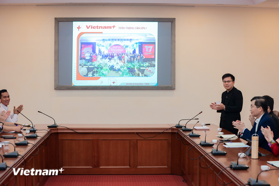 Nhà báo Võ Mạnh Hùng, phụ trách theo dõi mảng môi trường, đã có nhiều năm nghiên cứu và điều tra về lĩnh vực này chia sẻ những kinh nghiệm của mình tới các nhà báo Lào. (Ảnh: Hoài Nam/Vietnam+)