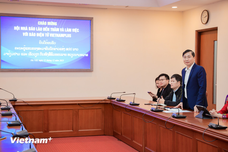 Nhà báo Trần Tiến Duẩn giới thiệu với Đoàn Hội Nhà báo Lào về lịch sử, cơ cấu tổ chức, sản phẩm báo chí và độ lan tỏa thông tin của TTXVN; về sự tiên phong của VietnamPlus trong chuyển đổi số, xây dựng báo chí đa nền tảng, trong xây dựng các tuyến bài lớn, trong đó có vấn đề môi trường. (Ảnh: Hoài Nam/Vietnam+)