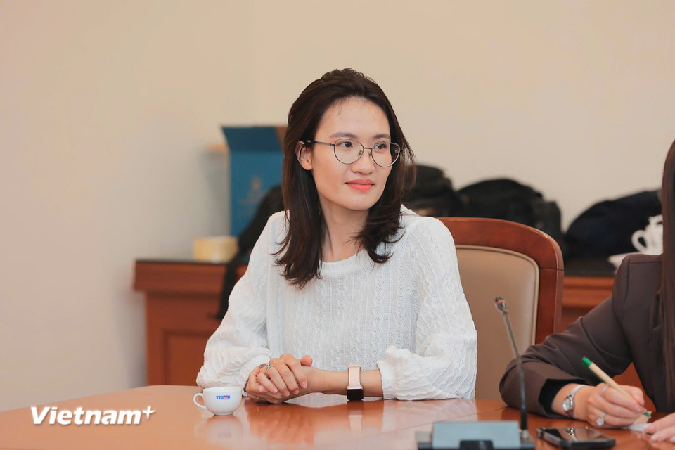 Nhà báo Nguyễn Trần Anh Thu, Đài Tiếng nói Việt Nam (VOV), đặt ra vấn đề về việc kết hợp hình ảnh với nội dung cũng như ekip để thực hiện tuyến bài điều tra môi trường. (Ảnh: Hoài Nam/Vietnam+)