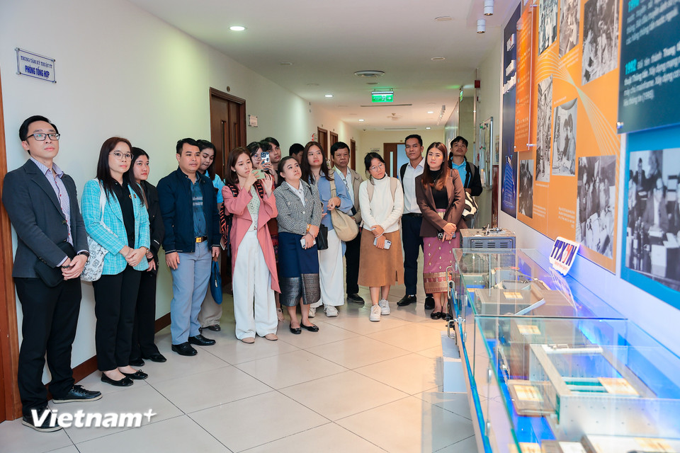 Cũng tại buổi làm việc, đoàn hội Nhà báo Lào thăm Trung tâm kỹ thuật Thông tấn. (Ảnh: Hoài Nam/Vietnam+)