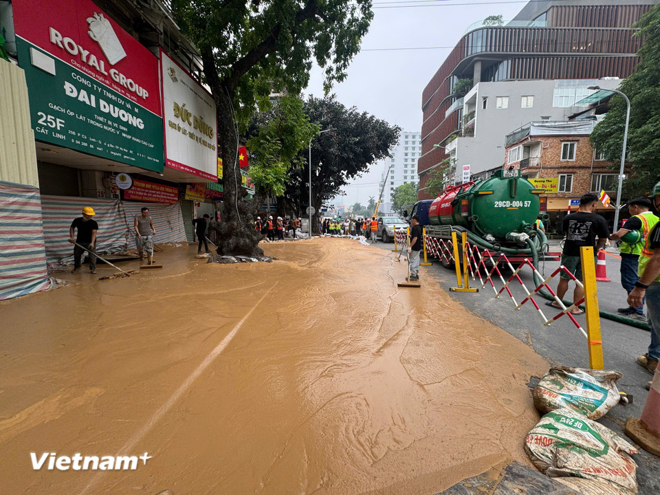 Trước đó, vào lúc 16 giờ ngày 20/2, trong quá trình đào TBM (đào bằng máy khoan hầm) của dự án metro Nhổn - ga Hà Nội cũng đã xảy ra hiện tượng phụ gia đào hầm phun lên mặt đất tại khu vực ngõ 7 Giang Văn Minh, phường Kim Mã, quận Ba Đình. (Ảnh: PV/Vietnam+)